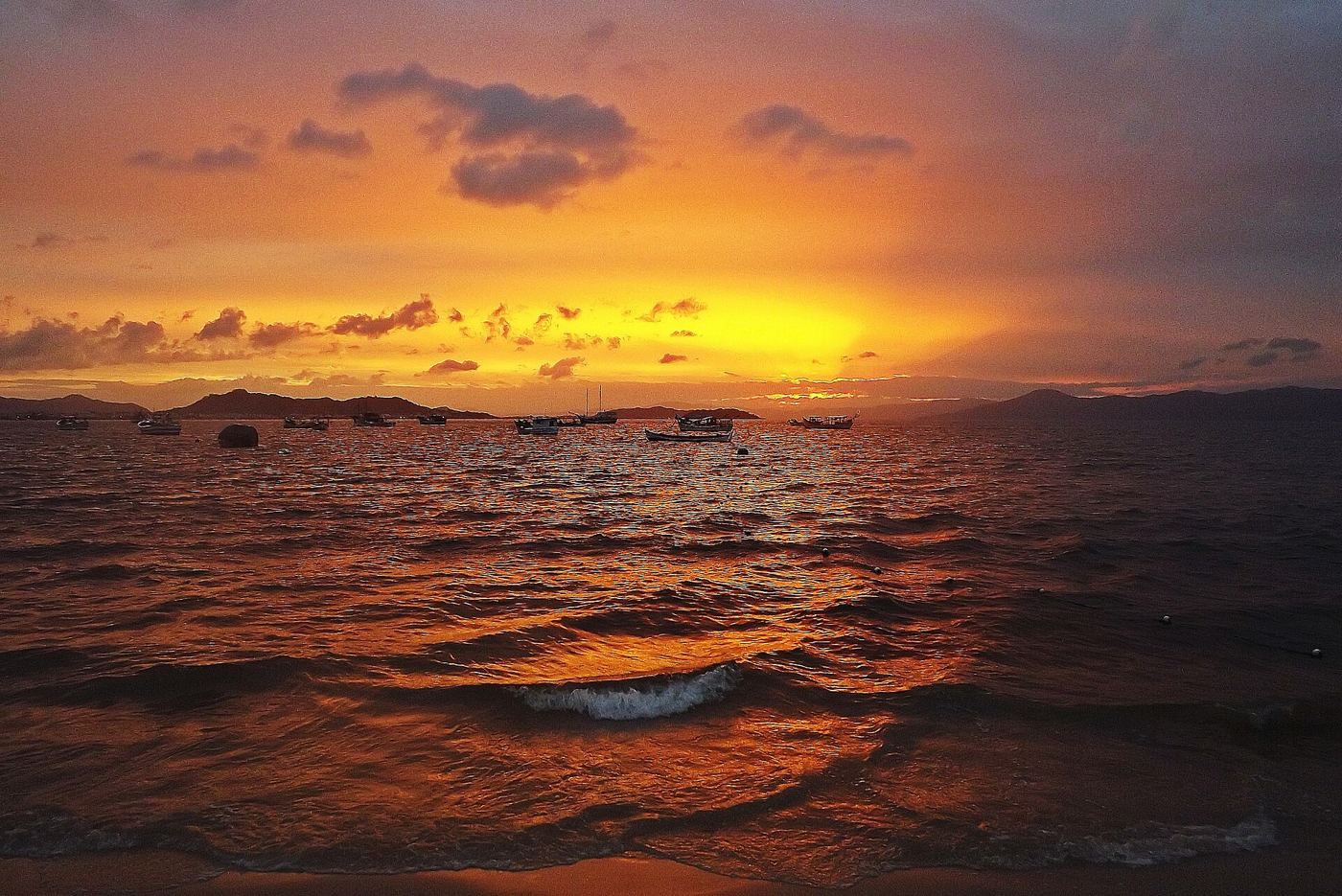 Pôr do sol na baía de Ponta das Canas