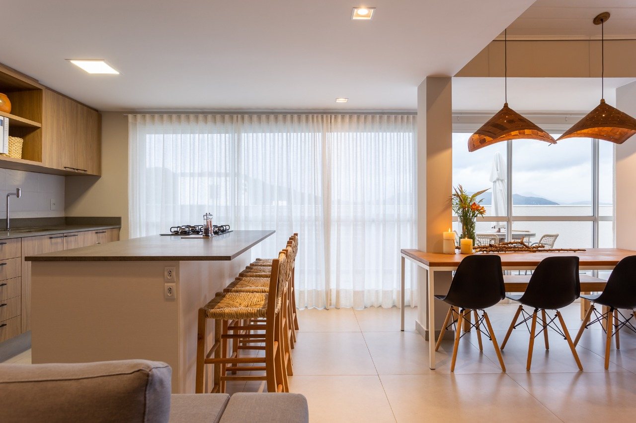 Cozinha gourmet e mesa de jantar com vista para o mar · Ponta do Sunset